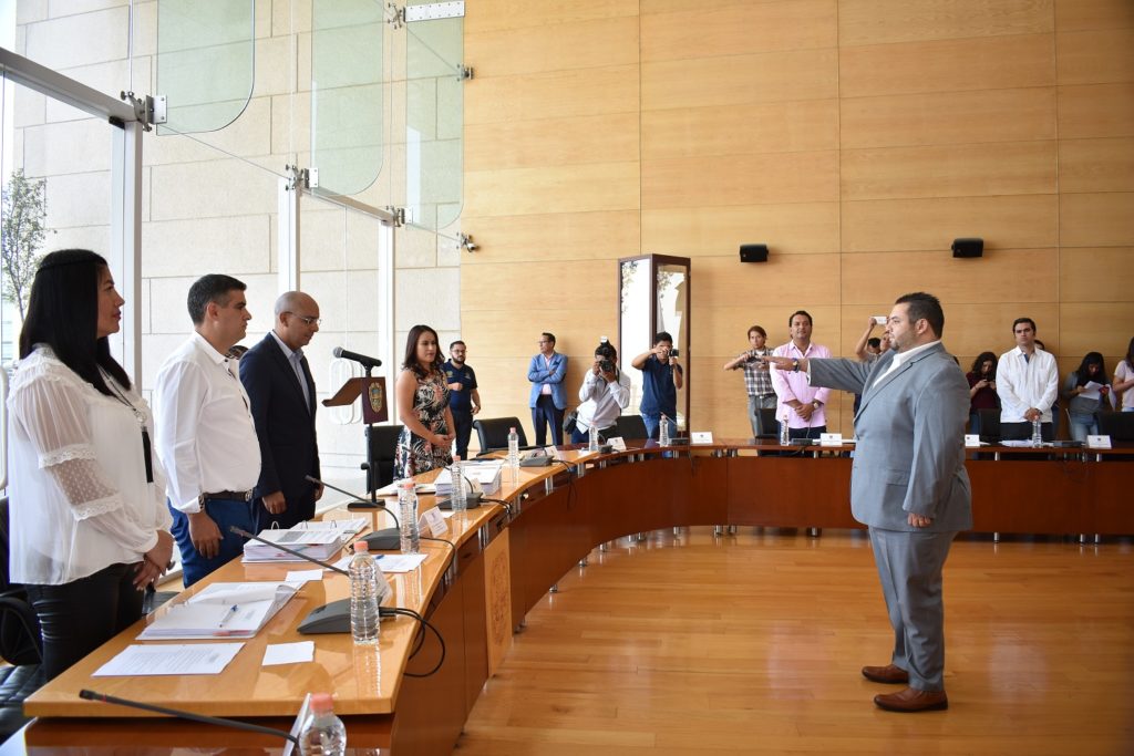 El Alcalde Marcos Aguilar tomó protesta a Juan José Ojeda Dorantes, regidor suplente de Felipe Fernando Macías Olvera, quien solicitó licencia definitiva.