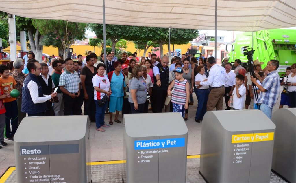 El presidente municipal de Querétaro, entregó en la delegación Felipe Carrillo Puerto 4 papeleras monumentales