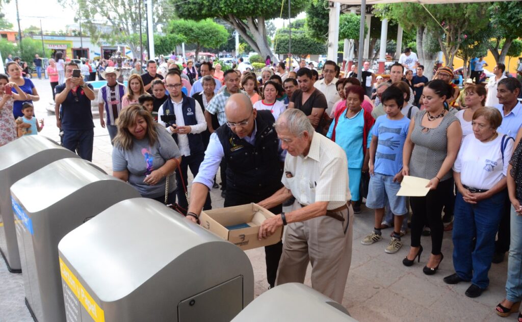 El presidente municipal de Querétaro, Marcos Aguilar, entregó en la delegación Felipe Carrillo Puerto 4 papeleras monumentales.