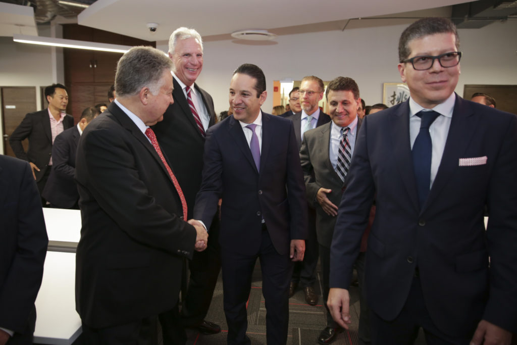 El Gobernador del Estado Francisco Domínguez Servién, realizó una visita a las oficinas de la empresa Toyota.