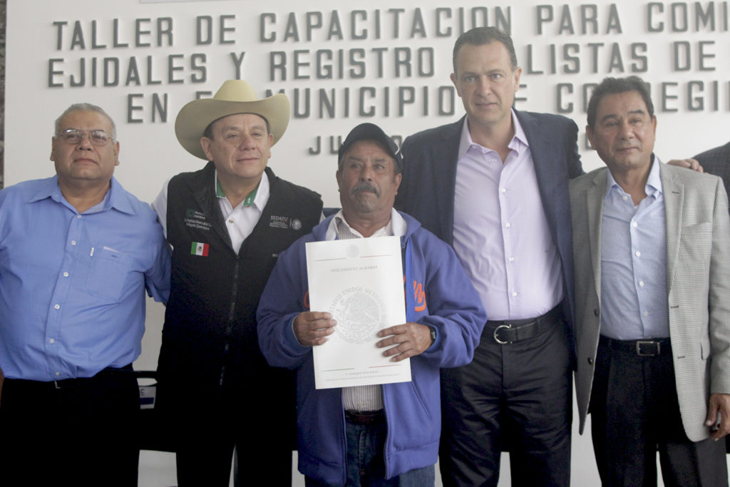 Mauricio Kuri entrega documentos agrarios en Corregidora