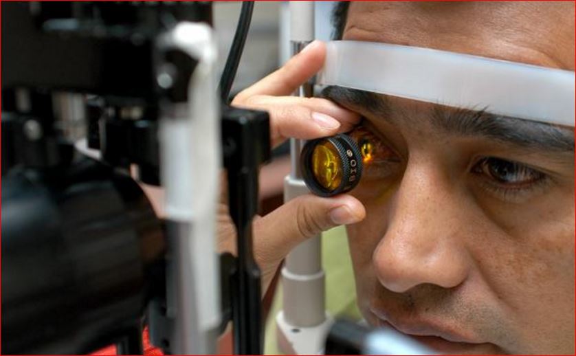 Alerta IMSS sobre daño ocular por uso excesivo de pantallas.