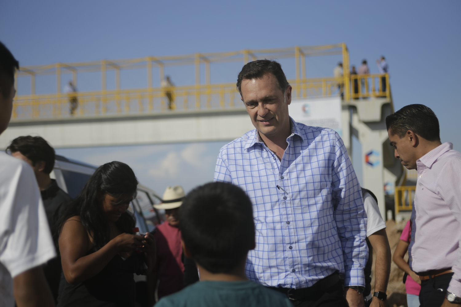 Mauricio Kuri González, entregó un puente peatonal en el acceso a la comunidad de Lourdes, Corregidora.