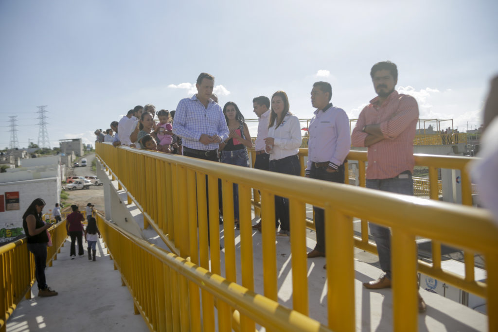 Mauricio Kuri González, entregó un puente peatonal en el acceso a la comunidad de Lourdes, Corregidora.