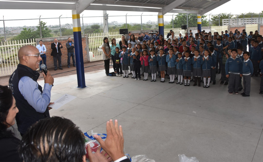 En este tema, el municipio de Querétaro, a través de la Secretaría de Desarrollo Humano y Social, hizo entrega de 31 certificados de construcción de arcotechos en igual número de escuelas para las siete delegaciones.