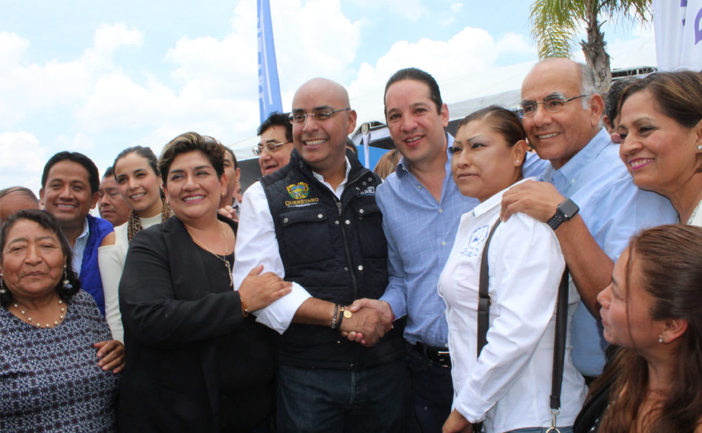 El presidente municipal de Querétaro, Marcos Aguilar Vega, acompañado del gobernador del estado, Francisco Domínguez Servién, dieron el banderazo de arranque de obra