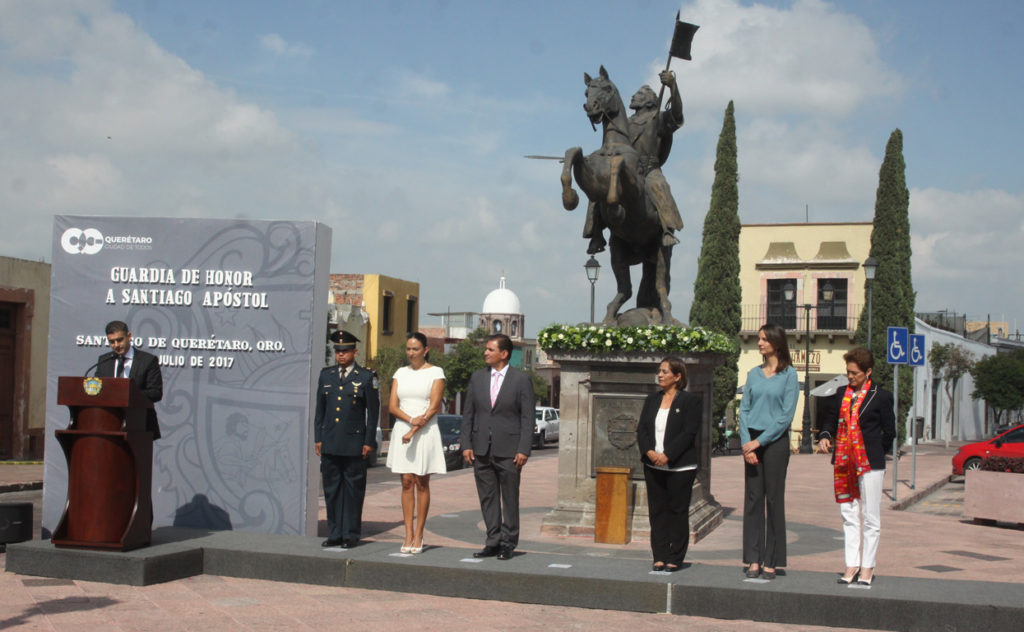 El H. Ayuntamiento del municipio de Querétaro, rindió guardia de honor a Santiago Apóstol, esto como parte de los festejos del 486 aniversario de la fundación de Santiago de Querétaro