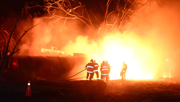 Tras incendio explotan contendedores con combustible en Corregidora