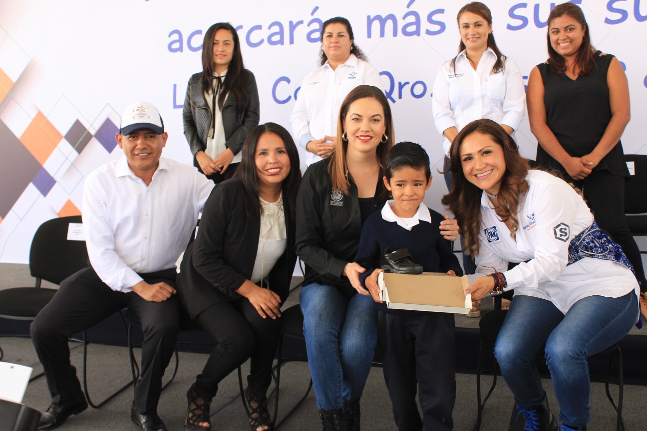 “Zapatito Blanco, Zapatito Azul” calza a 2 mil niños de Querétaro: Sonia Rocha.
