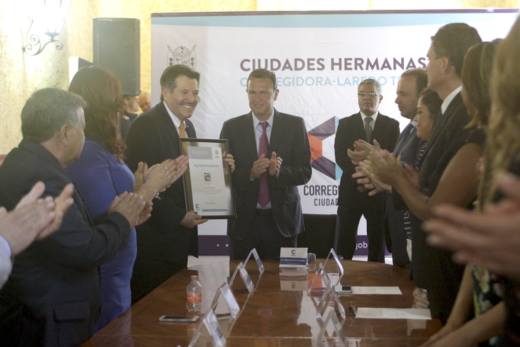 Corregidora recibe visita del Alcalde de Laredo, Texas, Pete Saenz