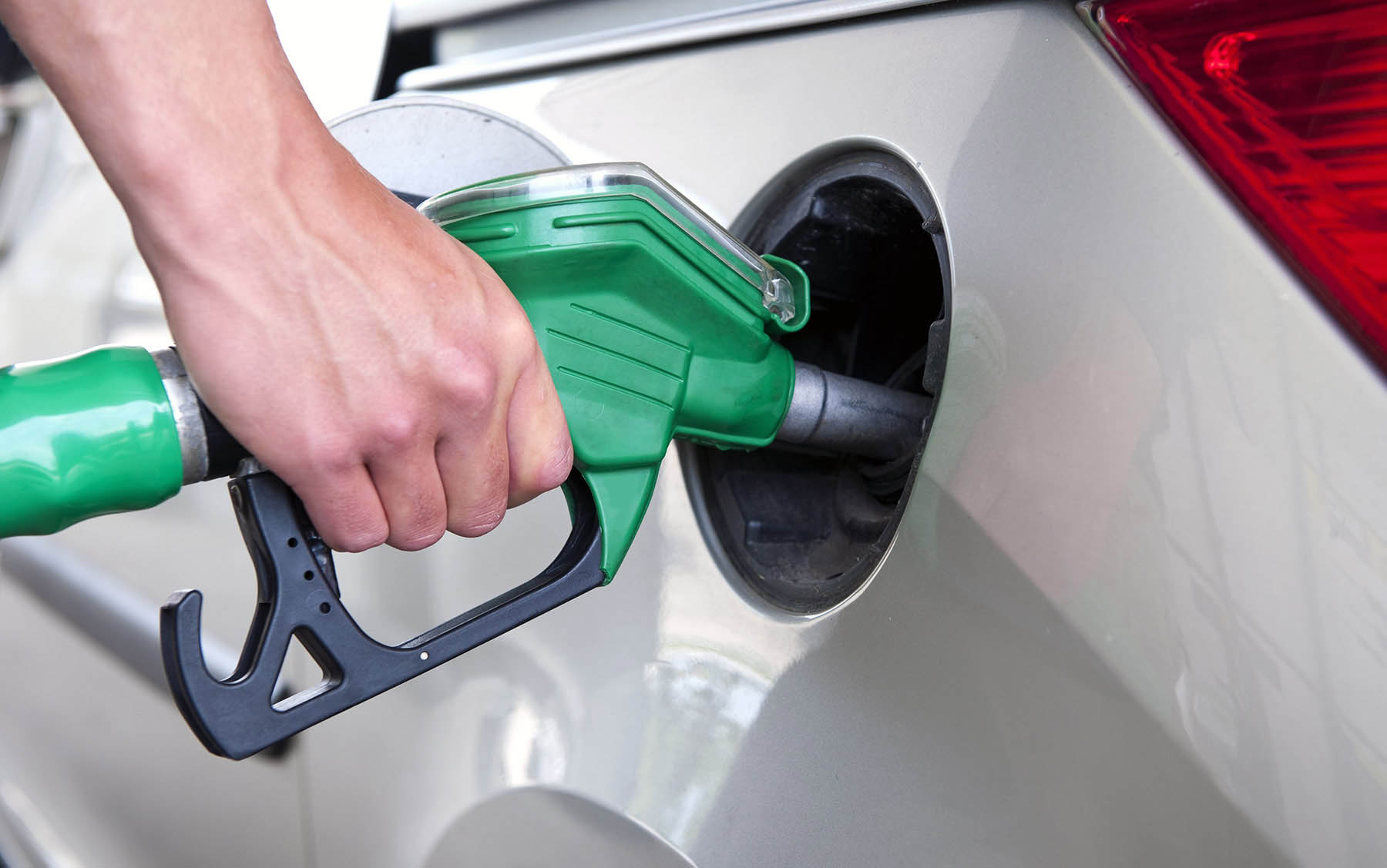 Impacto de huracanes propician incremento de los precios de las gasolinas