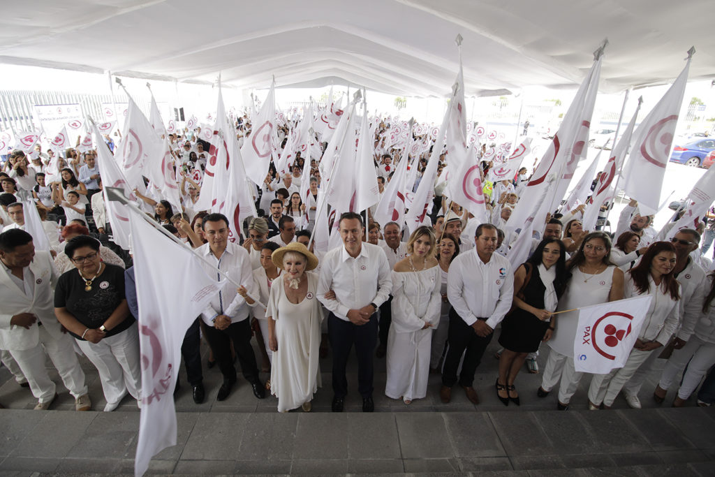 Mauricio Kuri González, presidente municipal de Corregidora, recibió la Bandera de la Paz, de manos de la Doctora. Alicia Rodríguez, presidenta del Comité Internacional de la Bandera de la Paz de las Naciones Unidas.