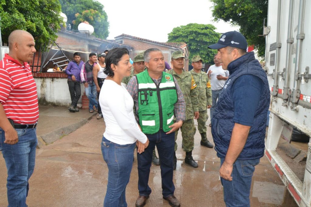 Funcionarios del Municipio de Querétaro hicieron la entrega de los apoyos.