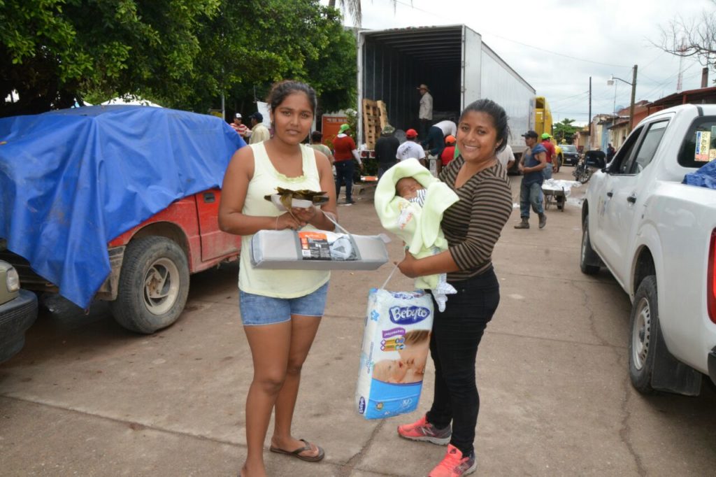 Toneladas de ayuda que aportaron queretanos se hizo llegar a habitantes que fueron afectados por sismos en Oaxaca.