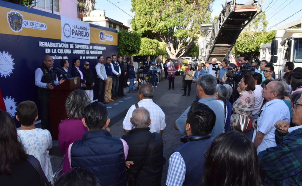  El presidente municipal de Querétaro, Marcos Aguilar Vega, encabezó el arranque de la rehabilitación de la superficie de rodamiento del programa ‘Jalando Parejo’ en la colonia Jardines de Querétaro.