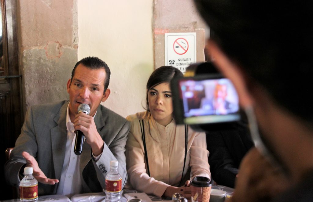 El Presidente del CDE del PRI en Querétaro, Juan José Ruiz en conferencia de prensa.