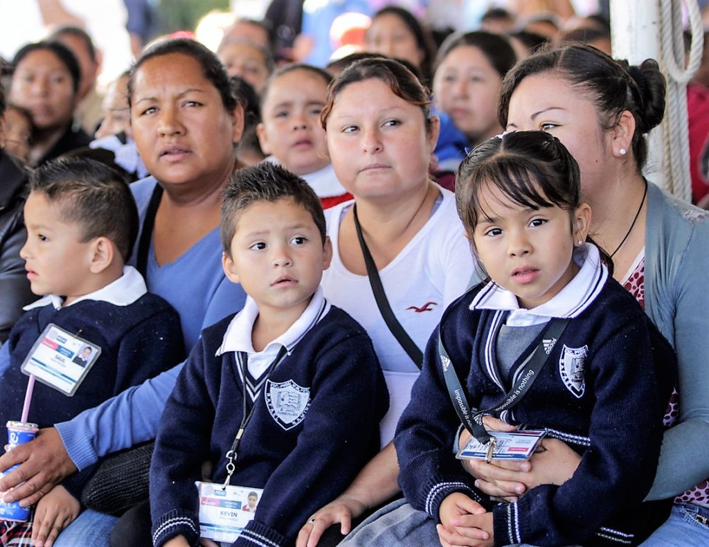 Más de 2,300 estudiantes son beneficiados con becas educativas en Corregidora.