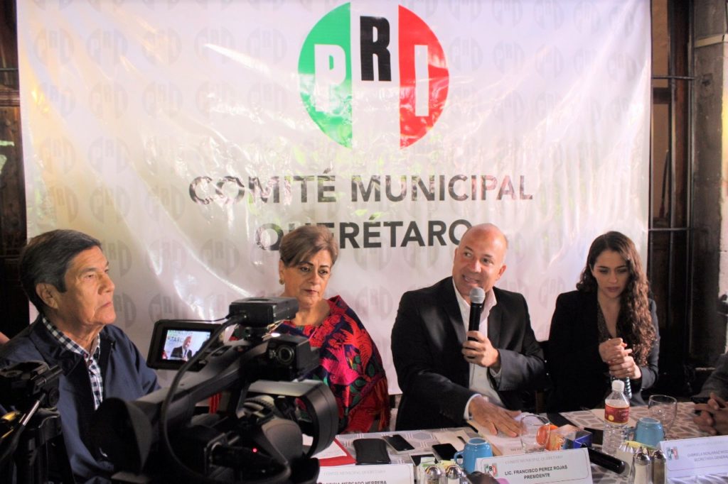El Presidente del CDM del PRI en Querétaro, Francisco Pérez Rojas, y la Diputada local, Leticia Mercado Herrera, presentaron la Iniciativa del Ley para modificar el Código Civil.