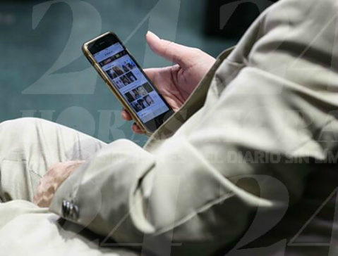El Diputado Federal panista por Querétaro, Apolinar Casillas Gutiérrez, fue captado por el medio “24 horas” viendo pornografía en su teléfono inteligente. Foto: 24 horas.
