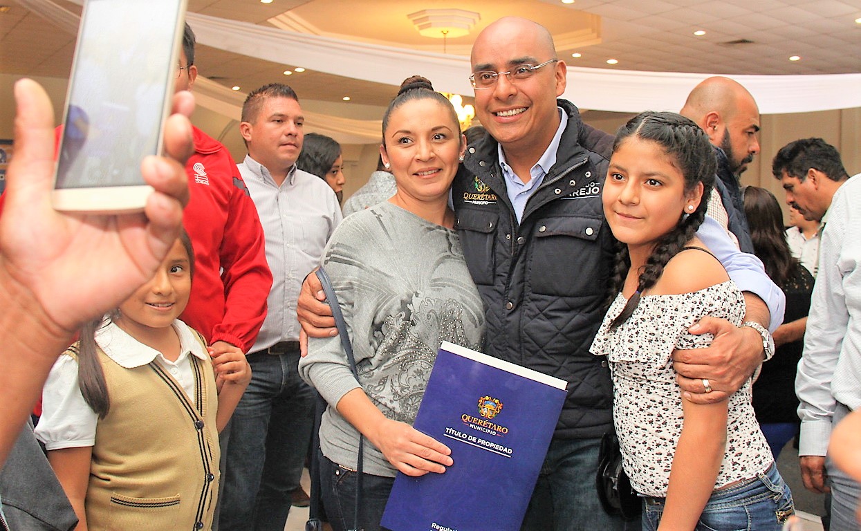 El presidente municipal de Querétaro, Marcos Aguilar Vega, hizo la entrega de 305 títulos de propiedad y escrituras a igual número de familias en las colonias de Querétaro Capital.