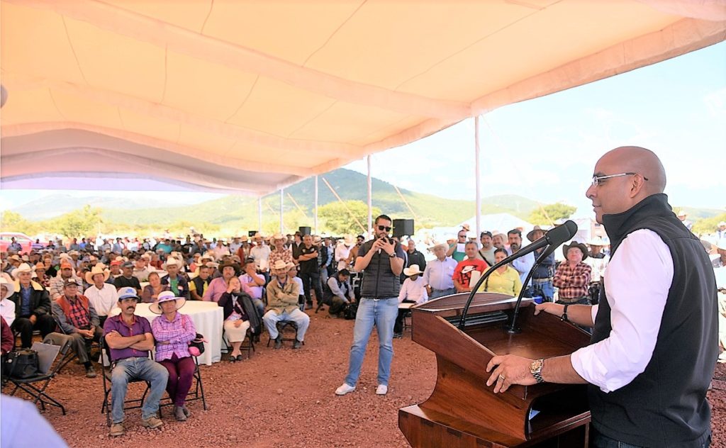 Marcos Aguilar Vega, encabezó la entrega de caminos de saca e implementos a productores del sector agrícola de Querétaro.
