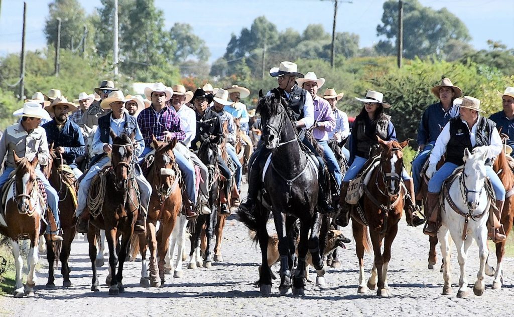 El alcalde participó en una cabalgata acompañado de aproximadamente 150 mujeres y hombres jinetes, donde recorrieron esta nueva vía de uso agropecuario.