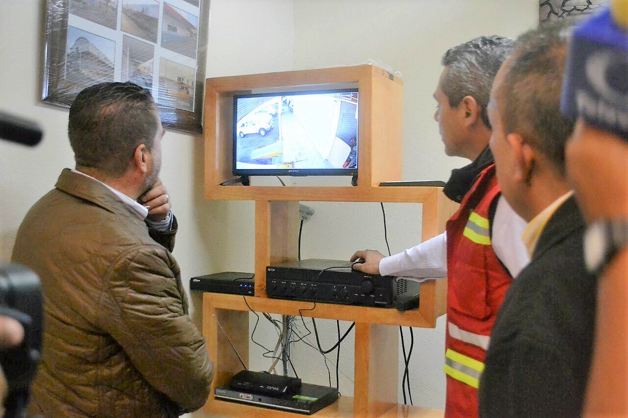 Hugo Cabrera entrega equipo de videovigilancia y cancelería para fortalecer seguridad en mercados de Querétaro