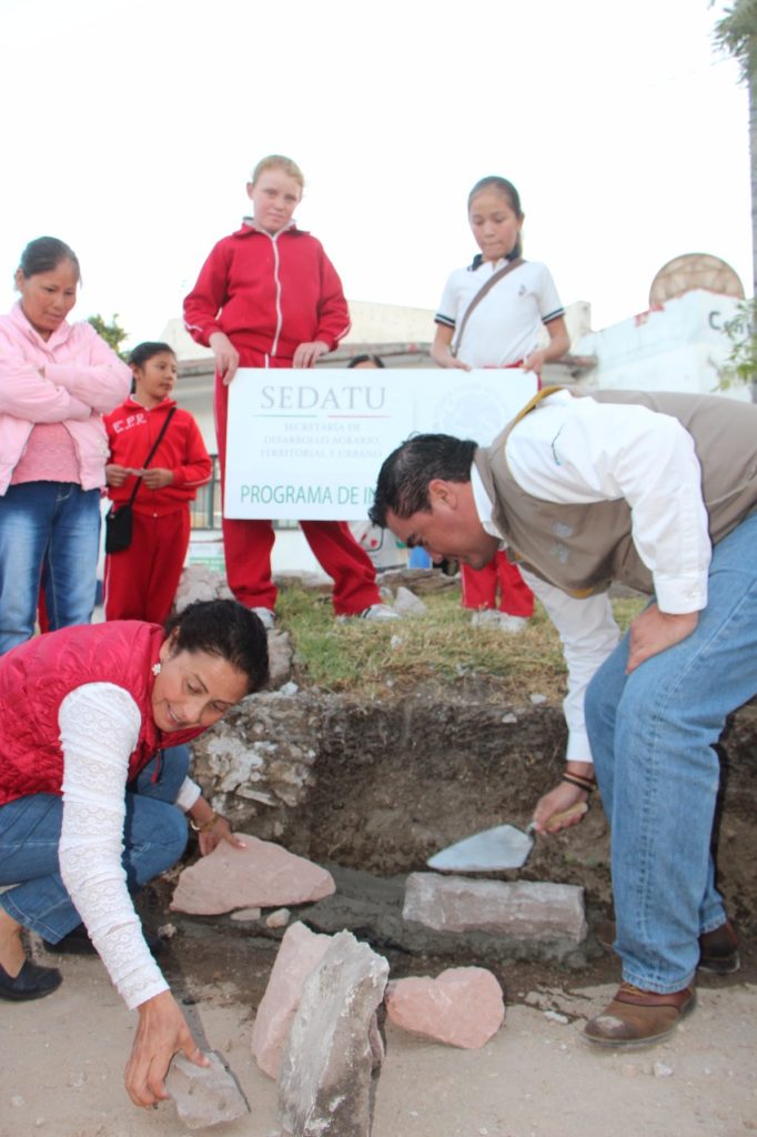 Celia Terrazas y Adán Gardiazabal colocan primera piedra de la "Plaza Taponas" en Huimilpan