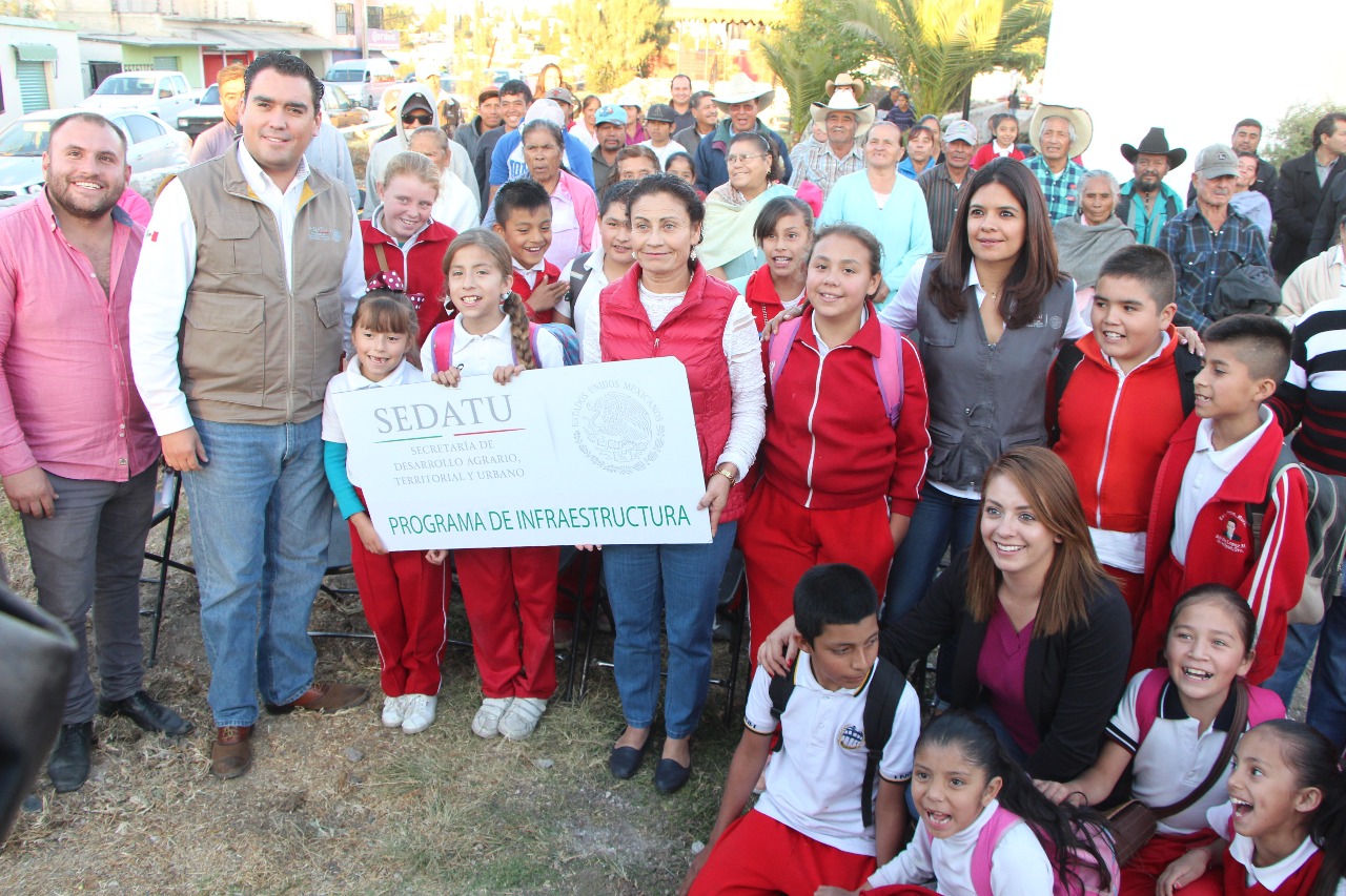 Celia Terrazas y Adán Gardiazabal colocan la primera piedra de la "Plaza Taponas" en Huimilpan