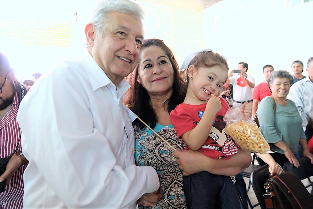 AMLO visita Querétaro; denuncian corrupción del dirigente de Morena