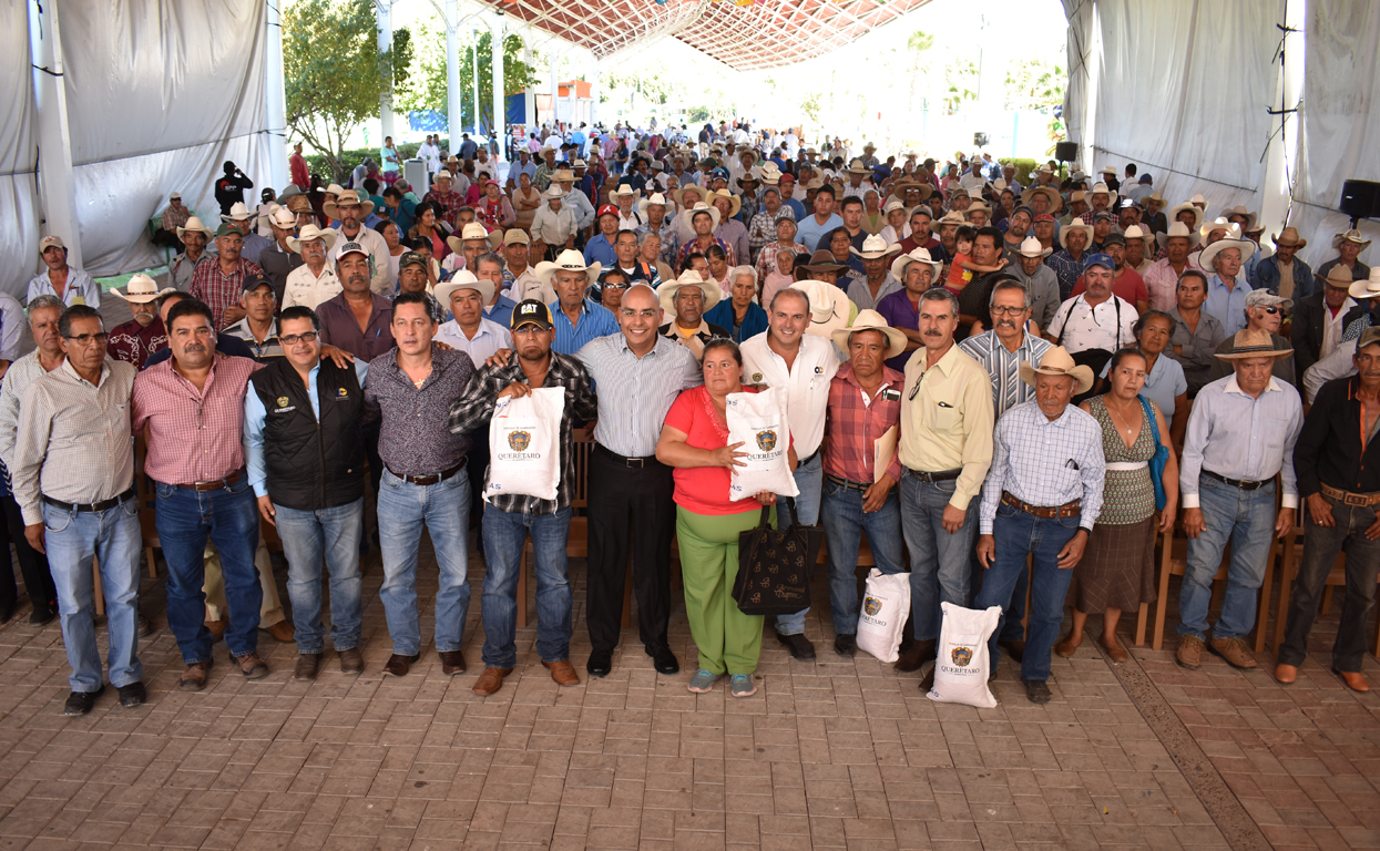 Marcos Aguilar entrega semilla de garbanzo certificada a productores de Querétaro