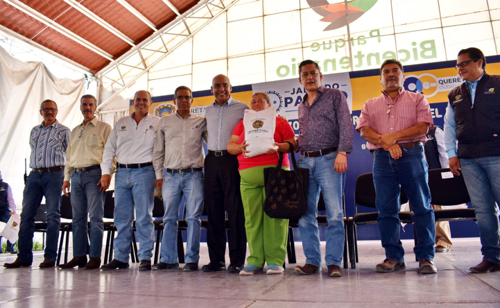 Marcos Aguilar encabezó la entrega de semillas de garbanzo a 265 productores del campo.
