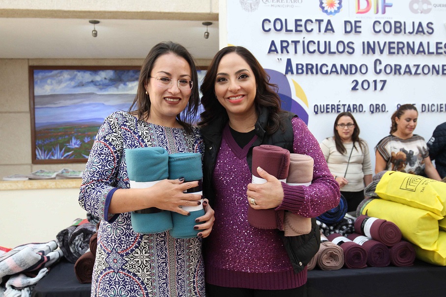 La Presidenta del Patronato del Sistema Municipal DIF, Tere García de Aguilar, recibió en el Centro Cívico los donativos que aportaron los servidores públicos municipales.
