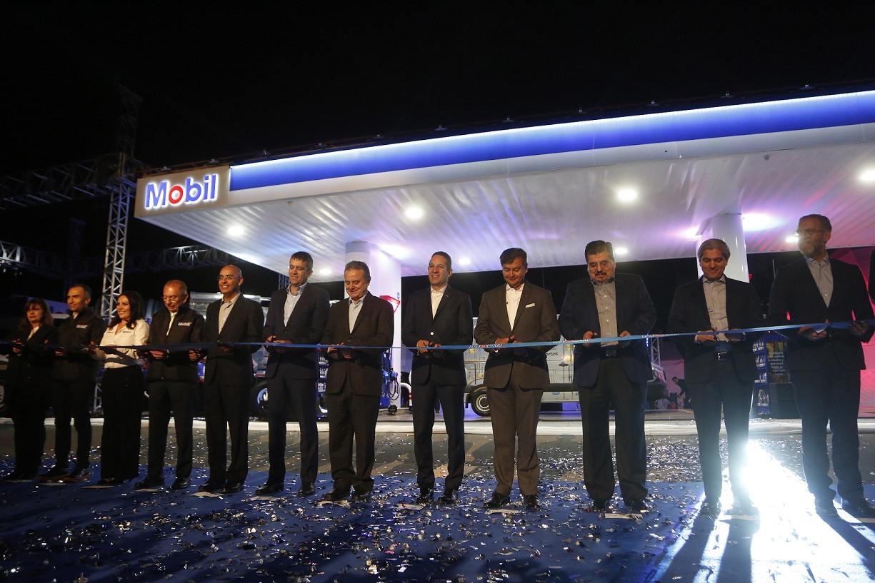 Marcos Aguilar acude a la inauguración de la primera gasolinera ExxonMobil en Querétaro