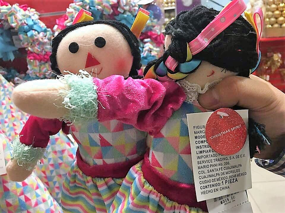 Pide titular de la SEDESU Marco del Prete, que Liverpool deje de vender muñecas "artesanales" de origen chino. Foto: Twitter