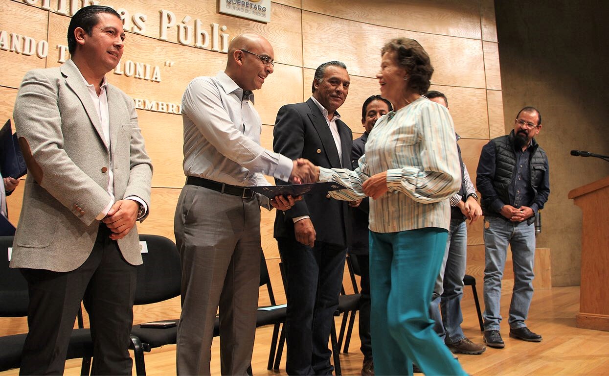 Marcos Aguilar entrega escrituras a familias de Querétaro Capital