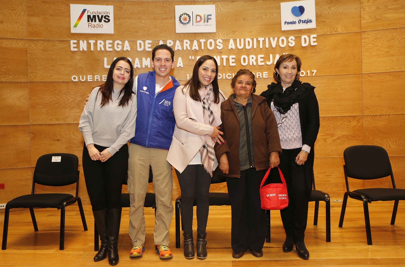 Tere García de Aguilar y la Fundación MVS Radio entregan aparatos auditivos