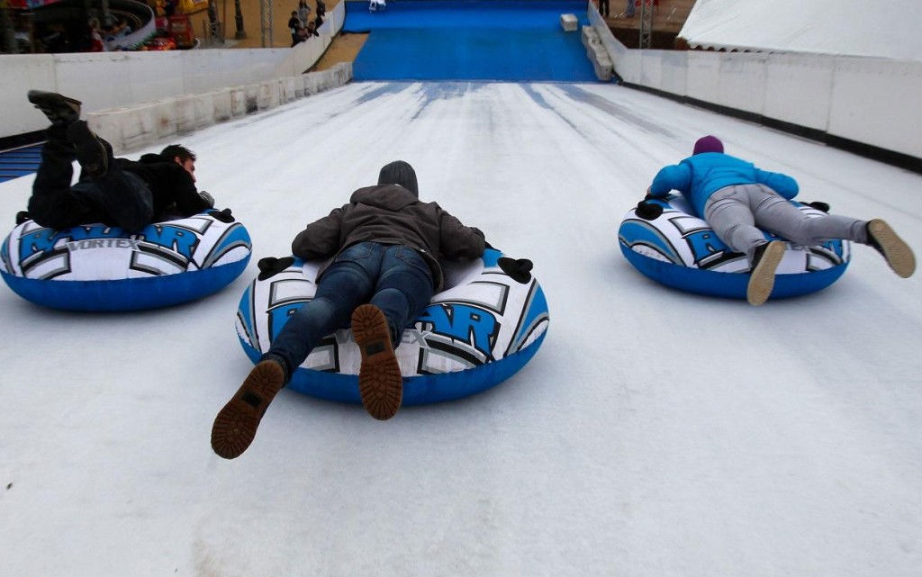 Instalan pista de patinaje y tobogan de hielo en el Parque Bicentenario. Foto: Internet de carácter ilustrativo.