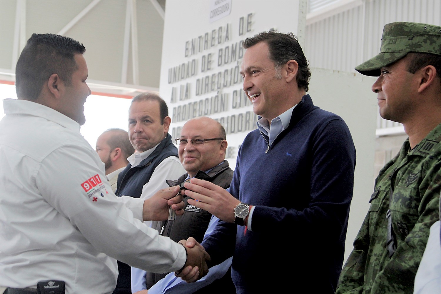 Mauricio Kuri entrega camión de bomberos a PC de Corregidora