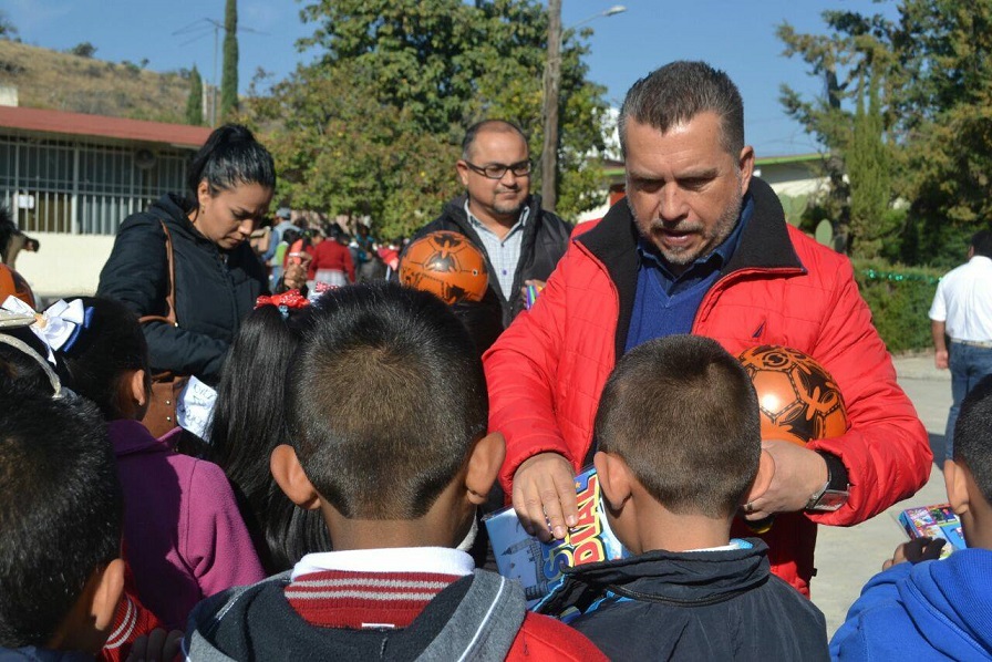 Hugo Cabrera supervisa escuelas de Tequisquiapan