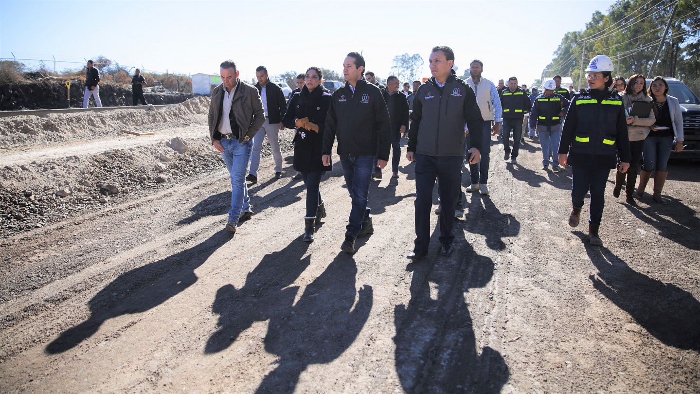 El Gobernador Francisco Domínguez supervisa avance de la obra de la carretera Querétaro-Huimilpan