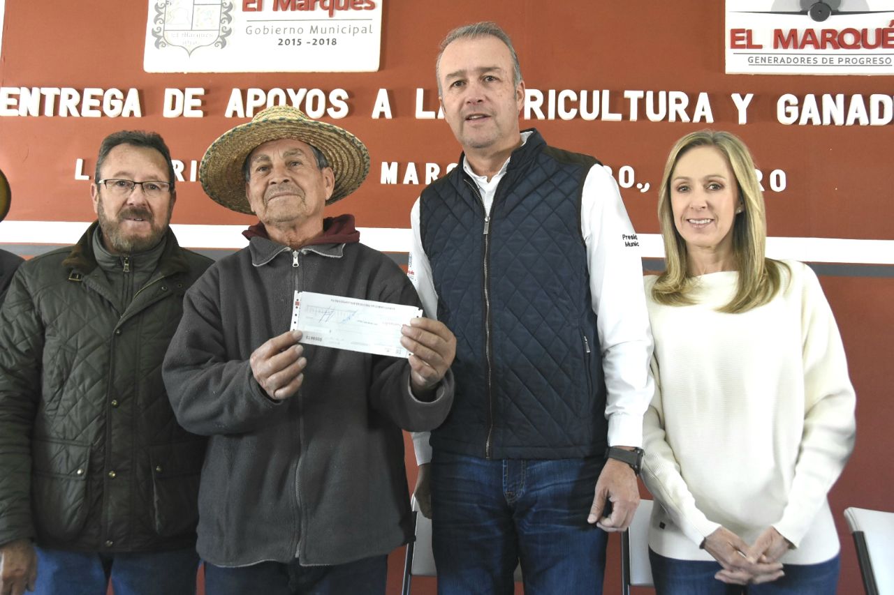 Mario Calzada entrega 65 apoyos a productores del campo Marquesino