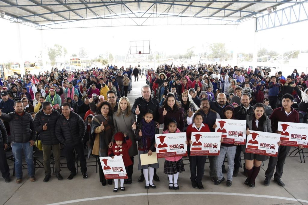  El presidente municipal de El Marqués, Mario Calzada Mercado, entregó credenciales del programa “Beca Transporte Escolar” a más de 600 nuevos alumnos.