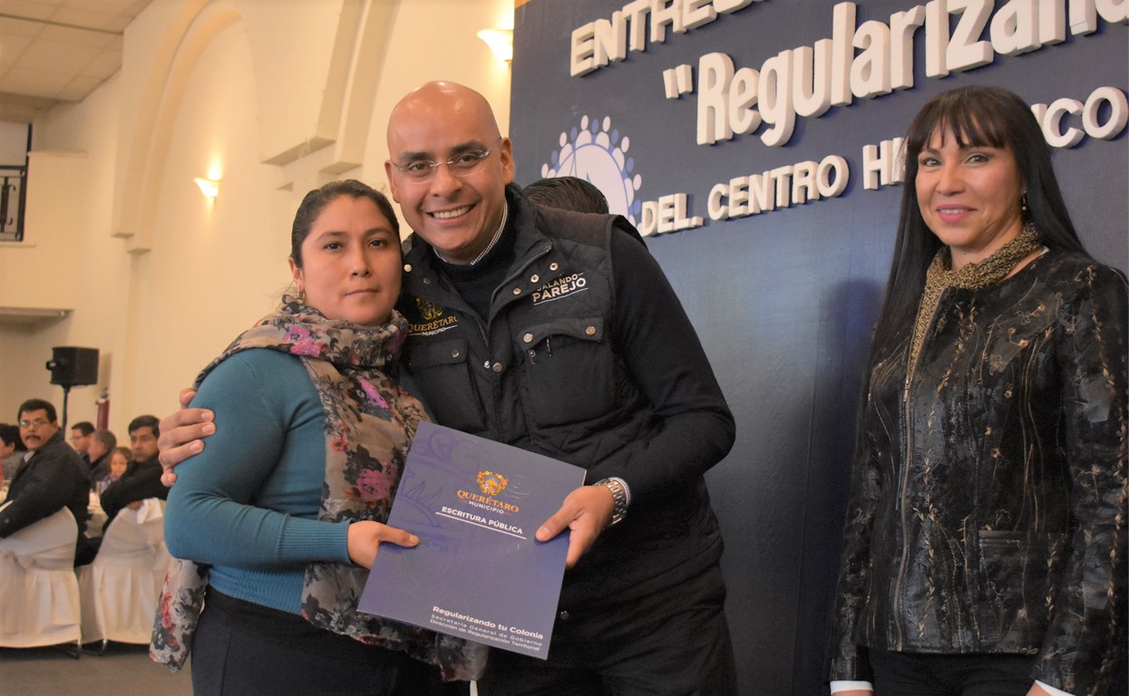 Marcos Aguilar entrega escrituras a familias de 4 colonias de Querétaro Capital