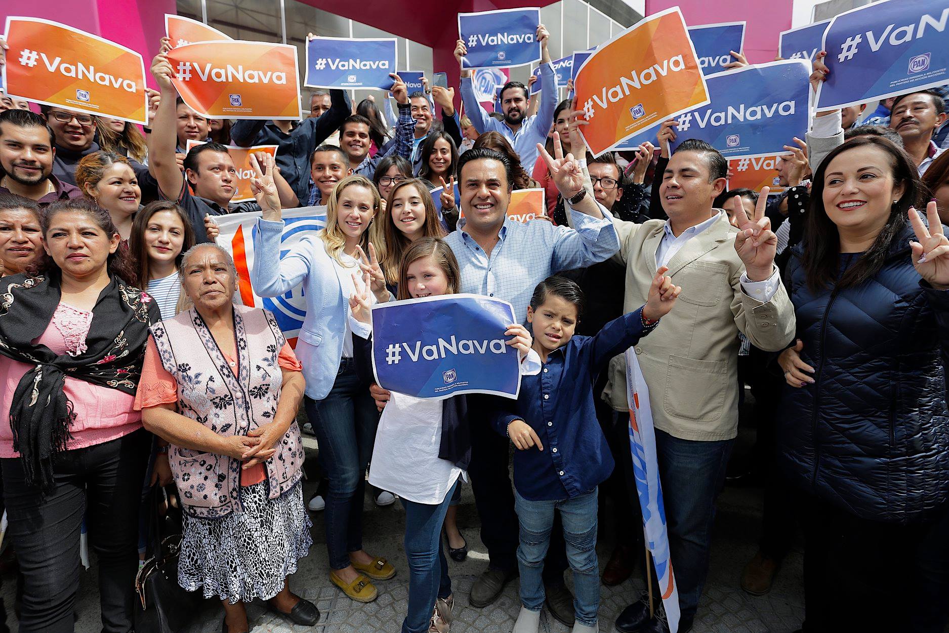 Panistas arropan a Luis Bernardo Nava al recibir su constancia de precandidato a la Presidencia Municipal de Querétaro. Foto: Especial.