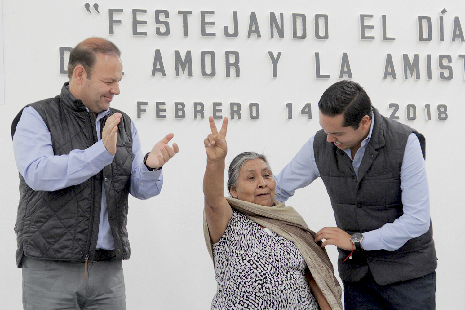 El Alcalde de Corregidora, Josué Guerrero Trápala convive con abuelitos
