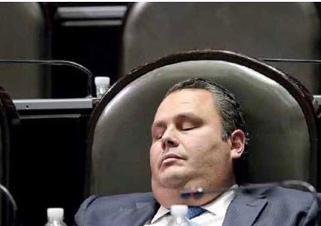 Niega Geraro Cuanalo dormir en sesión de Pleno como Diputado Federal.