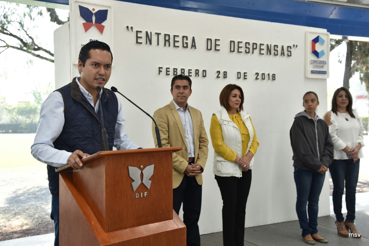 Josué Guerrero entrega apoyos alimentarios en Corregidora