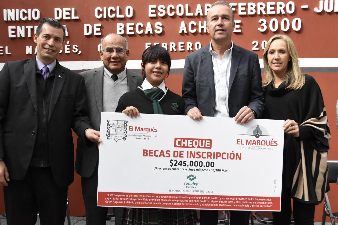 Mario Calzada entrega becas a estudiantes del Conalep Aeronáutico