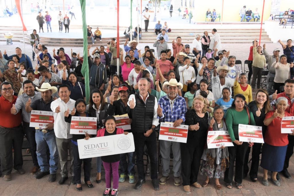 Mario Calzada y la SEDATU entregan apoyos a la vivienda en El Marqués